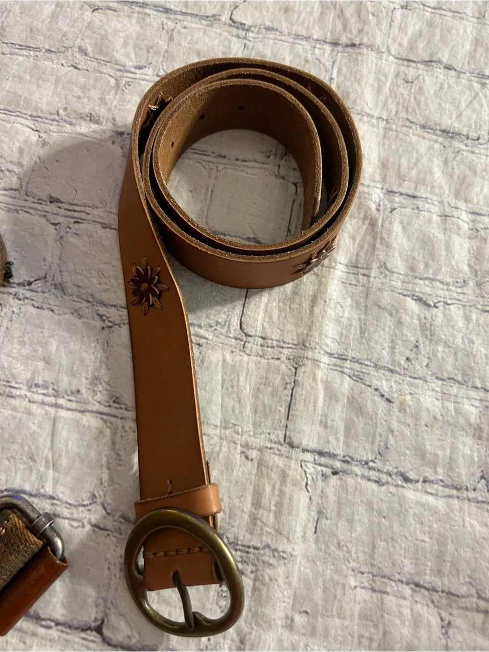 J.JILL GENUINE LEATHER FLORAL BROWN BRASS COLOR BUCKLE & BROWN DISTRESSED BELT
